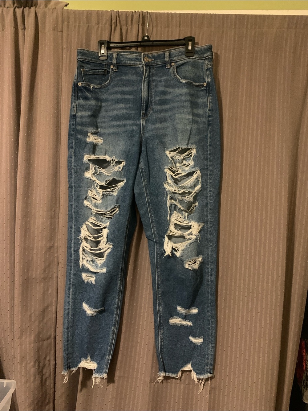 AE Women’s Distressed Blue Ripped Slim Jeans 14